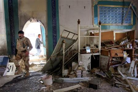 Un soldado del Ejército iraquí examina los daños producidos en una mezquita Suni en Bagdad, el 28 de Febrero.
