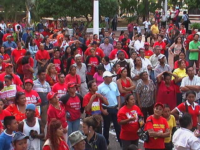 Trabajadores de Pdvsa realizaron este viernes una concentración en Lagunillas, estado Zulia, para rechazar las declaraciones del expresidente de Colombia, Álvaro Uribe