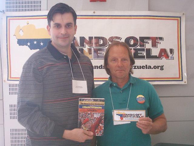 John Peterson y Cort Greene de Hands Off Venezuela (campaña manos fuera de Venezuela)
