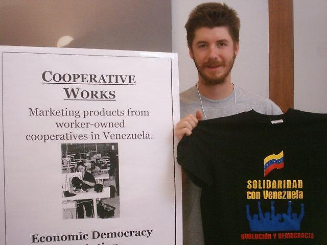 Zack Mason, delegado estadounidense al Encuentro de Solidaridad USA-Venezuela/Lara 2006 distribuye franelas hechas por cooperativas larenses