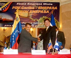 El Presidente de ENEPASA Carlos García Ruiz, saluda a Alejandro Granados, Vicepresidente de PDVSA y Presidente de PDV Caribe.