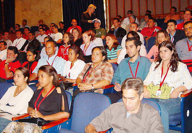 Público asistente al foro "Protagonistas de Abril" realizado en el Círculo Militar