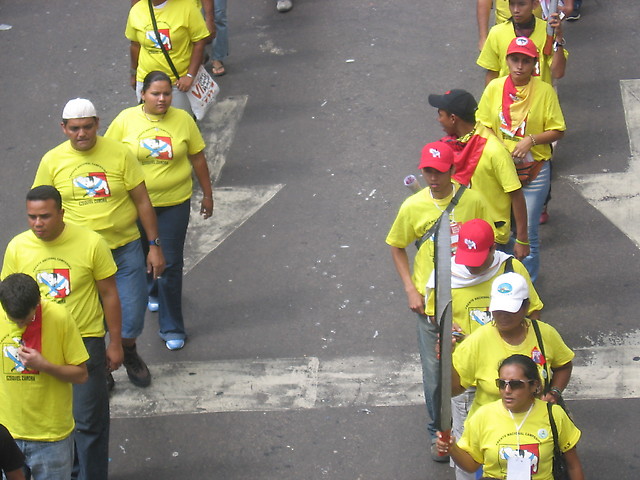 Manifestantes del FNCEZ marchan en disciplinadas columnas, "machete" en mano
