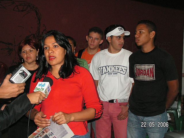 Griselda Olivero, Presidenta de la Junta Parroquial de San Juan y estudiantes de Com. Soc.  UBV