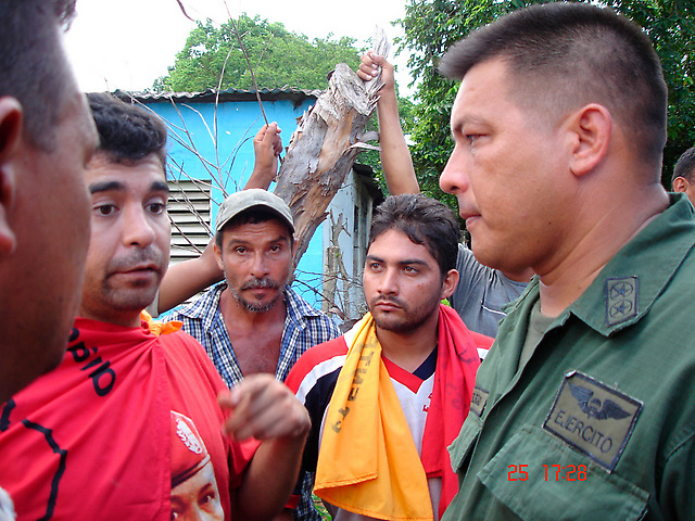 Los campesinos, ya liberados, hablan con responsables militares