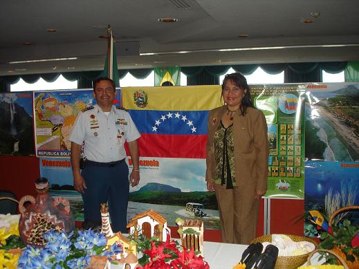 El Coronel Ramón Osuna y su esposa Matilde de Osuna con nuestra Bandera de 8 estrellas en la Feria Internacional en Ohio
