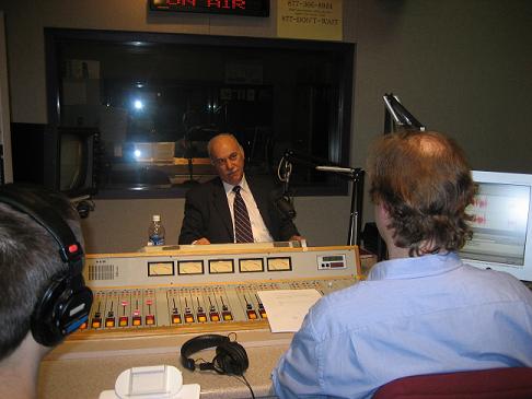 El Magistrado Fernando Vegas durante su entrevista en la Chicago Public Radio.