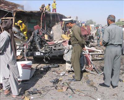 Policías afganos en el lugar de la explosión de una bomba en Kandahar, Afganistán.
