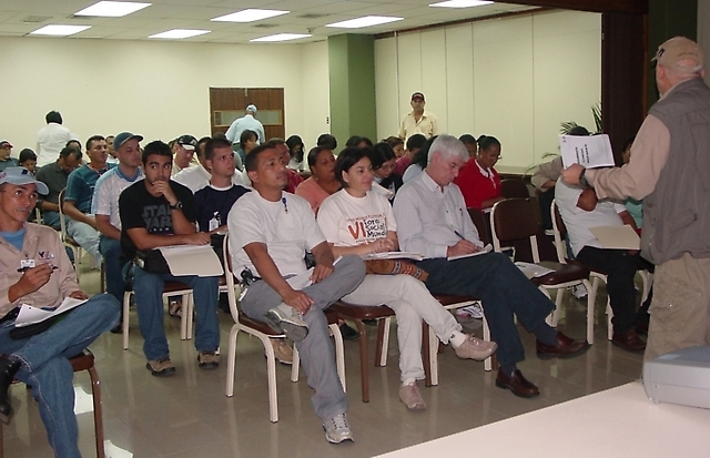 Los trabajadores de las empresas tuteladas por la CVG participan en talleres de formación