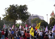 Decenas de peruanos salen a las calles para rechazar el Tratado de Libre Comercio (TLC) con Estados Unidos