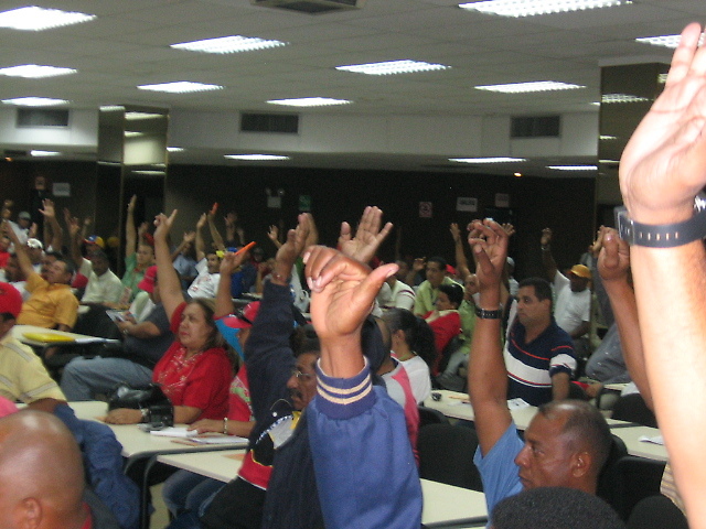 Delegados de la UNT votan democráticamente las propuestas