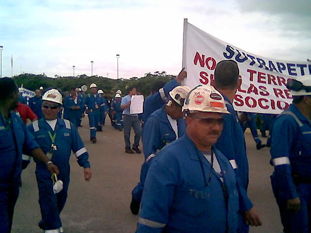 Luego de semanas de movilizaciones y negociaciones con el gobierno, los trabajadores petroleros lograron un aumento salarial de 12 mil bolívares diarios.