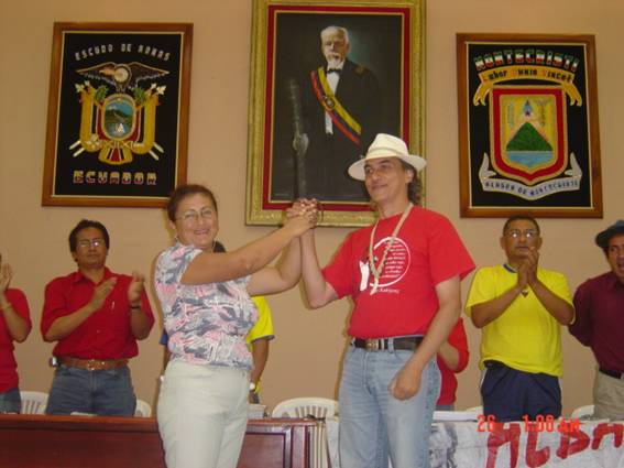 Marcelo Larrea (Der.) recibe la Espada de Eloy Alfaro