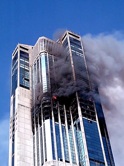 Un domingo 17 de octubre de 2004 se produjo el incendio de la Torre Este.