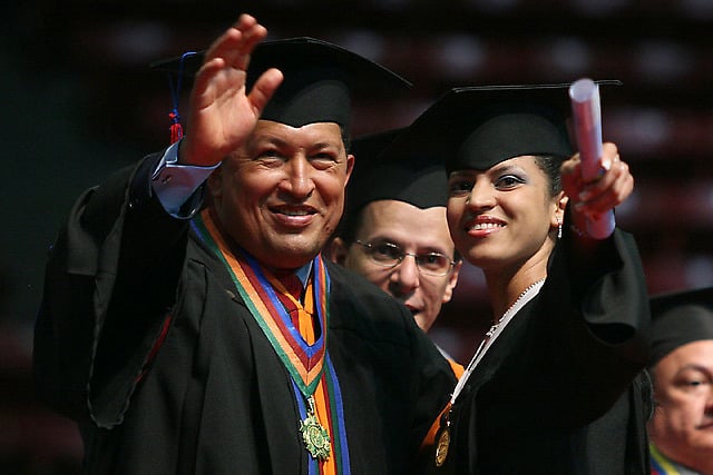 El Presidente Chávez apadrinó en el 2006 la primera cohorte de TSU de la UBV