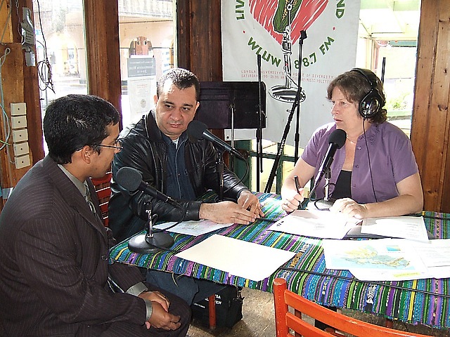 El alcalde Julio Chávez al ser entrevistado en una emisora de radio de Chicago.
