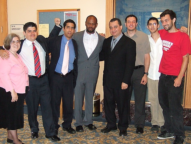 El alcalde Julio Chávez junto al concejal de Milwaukee Michael McGee y miembros del Círculo Bolivariano de Milwaukee.