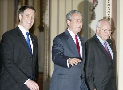 George W. Bush (al centro), acompañado del líder de la mayoría en el Senado, Bill Frist, y el vicepresidente Dick Cheney (derecha), ayer en el Capitolio.