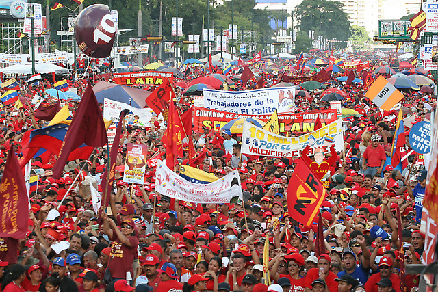 Miles de manifestantes en apoyo a la reelección del candidato, Hugo Chávez Frías, se concentraron en la avenida Bolívar con motivo de la juramentación de batallones y pelotones del Comando Miranda.