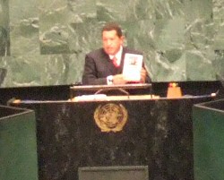 Chávez en la ONU denunció que EEUU vino a dar su receta de dominación, explotación y saqueo de los pueblos del mundo.