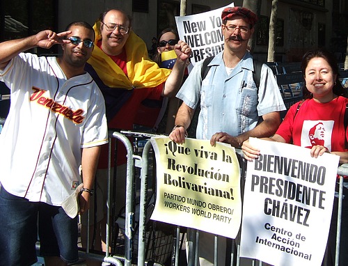 Manifestantes pro-chavistas llegaron desde las 9:00am a las afueras de la ONU para expresar su apoyo por Chávez y la revolución bolivariana.