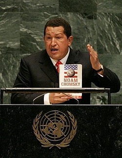 El Presidente Chávez mostrando el libro de Noam Chomsky en la Asamblea General de la ONU.
