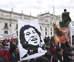 La manifestación hizo un alto frente al monumento de Allende.