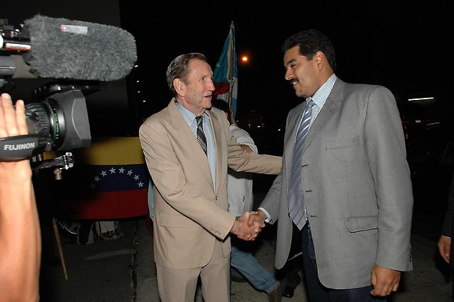 Ex-Fiscal General de los EEUU Ramsey Clark expresa su apoyo al Canciller Maduro a las puertas de la Mision de Venezuela ante la ONU