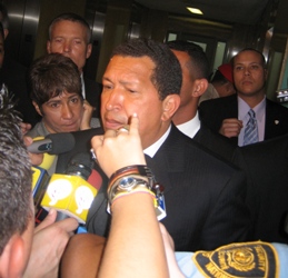 El Presidente Chavez fue acorralado por un ejercito de periodistas a su salida de la rueda de prensa en la ONU.