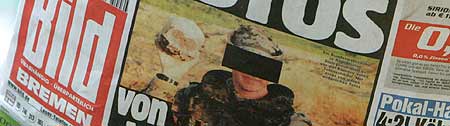 edición de Bild en la que se publican las fotos de soldados alemanes jugando con un cráneo en Irak