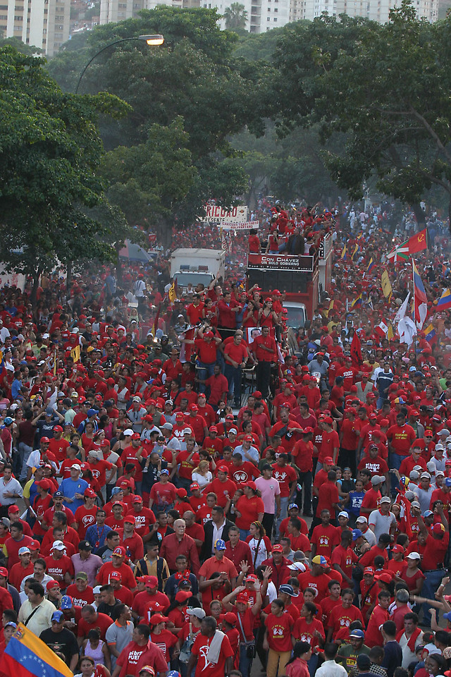 El Tsunami rojo se hizo presente en las calles de Caracas en apoyo a Chávez
