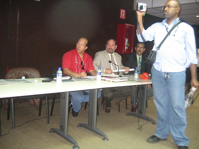 Julio Lattan y Fernando Bianco, miembros del CMPT y L. Salazar, del Comando de Medios Alternativos en la asamblea