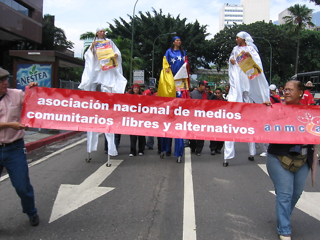 Pancarta de ANMCLA encabezando la marcha de los medios comunitarios hacia CONATEL