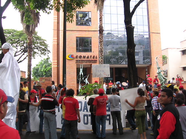 Los manifestantes de ANMCLA frente a CONATEL exigen que baje el Director Alvin Lezama