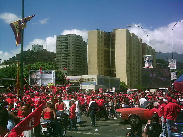 Habitantes de El Valle se congregan esperando al candidato Hugo Chávez