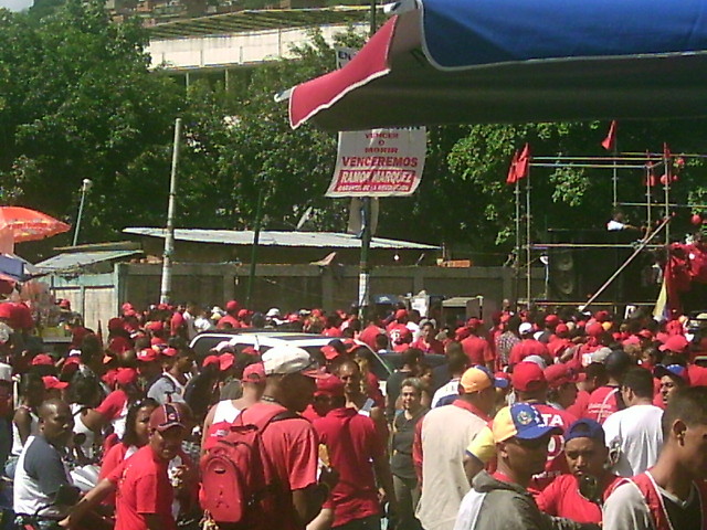 La caravana del candidato Hugo Chávez partió desde Coche