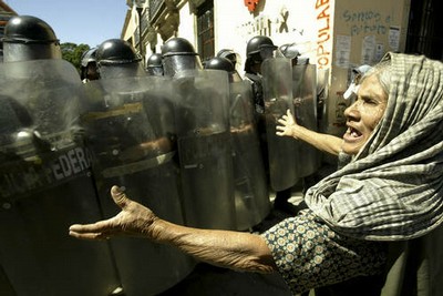 Oaxaca, Oax. Una anciana reclama a miembros de la Policía Federal Preventiva que se mantienen en uno de los accesos al Zócalo.
