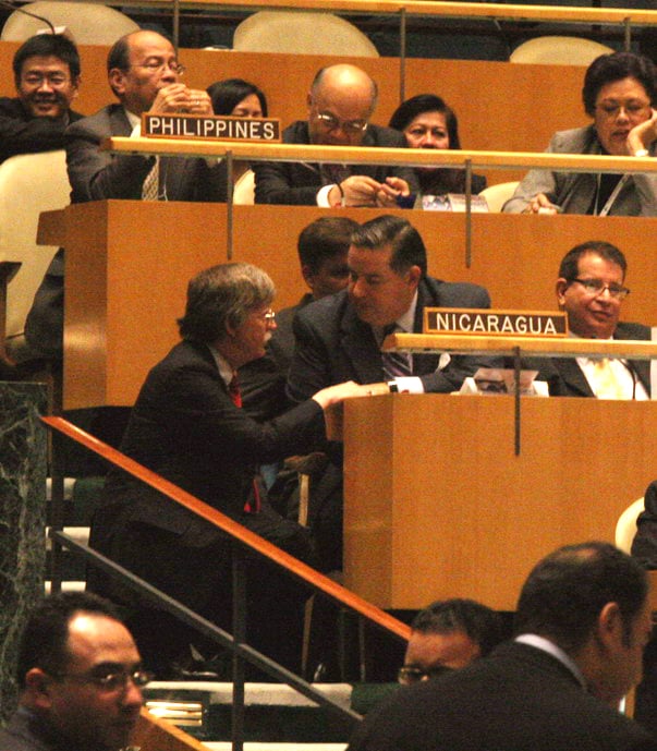 John "Sam Bigotes" Bolton dejó las pistolas y se le arrodilló a decenas de delegados de países soberanos para que voten en contra del ingreso de Venezuela al Consejo de Seguridad de la ONU.