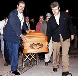 Vicente Fox junto a Juan Pablo (derecha) durante el sepelio de su madre, en junio pasado