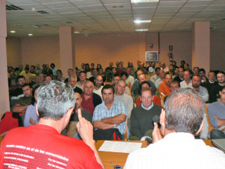 Vista de la asamblea de la CIG durante la charla de Gonzalo Gómez Freire (Aporrea)