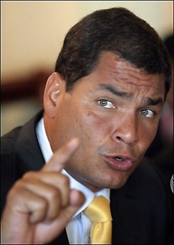 El candidato por Alianza País, Rafael Correa, durante una conferencia de prensa el 23 de noviembre de 2006.