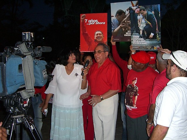 Embajador venezolano Belisario Landis en acto de apoyo al candidato revolucionario Hugo Chávez