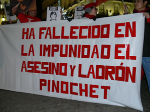 Representantes chilenos de colectivos que apoyaban la causa de Garzón contr Pinochet se manifestaron pacíficamente con una pancarta en Madrid.