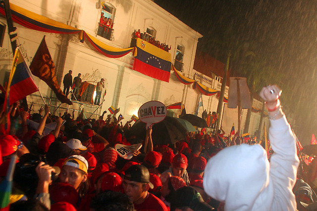 El pueblo caraqueño se concentro frente a Palacio bajo una intensa lluvia