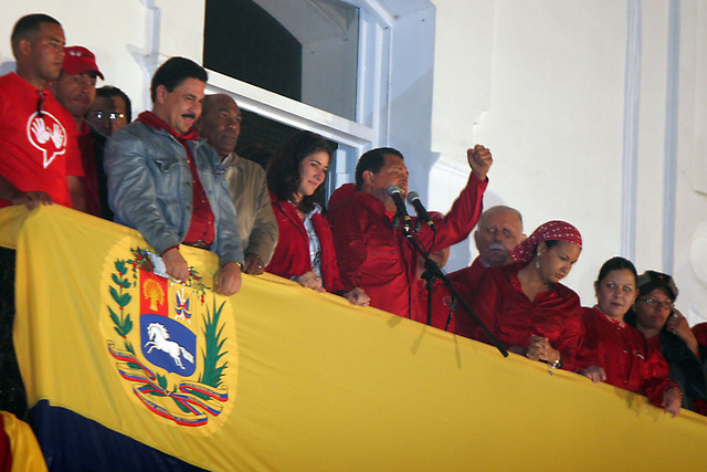 Presidente Chávez junto a sus Ministros en el Balcón del Pueblo en Miraflores