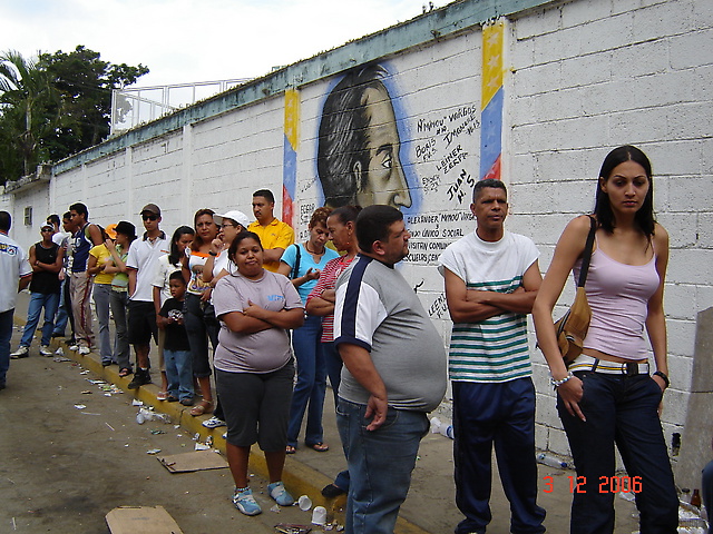 Centro electoral Menca de Leoni, 3: 45 PM y continuaban las colas como en la mayoría de los centros de votación.