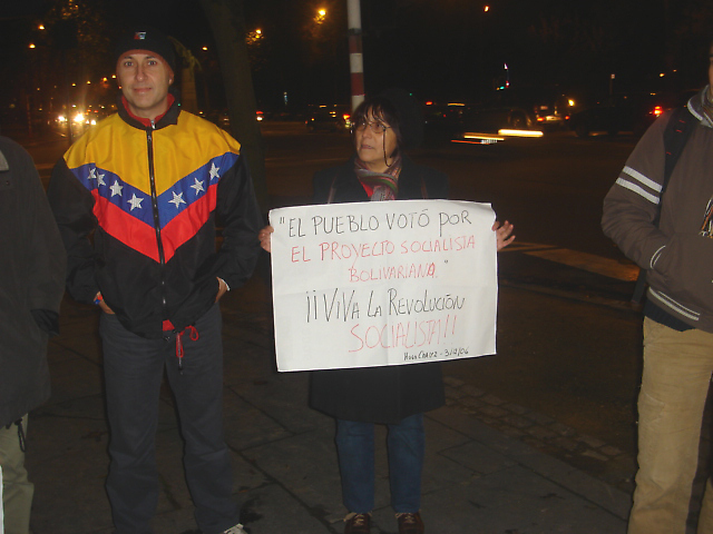 Con pequeñas pancartas los grupos belgas expresaron su apoyo al proceso venezolano