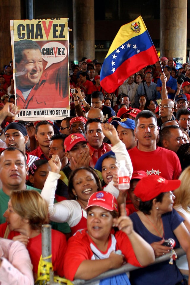 Simpatizantes del gobierno nacional se concentraron en el Consejo Nacional Electoral (CNE), para ver la proclamación del presidente reelecto de la República Bolivariana de Venezuela, Hugo Chávez Frías.