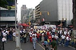 Trabajadores de Sanitarios Maracay marcharon desde la Plaza Parque Carabobo hasta la Asamblea Nacional para exigir la nacionalización de la empresa.