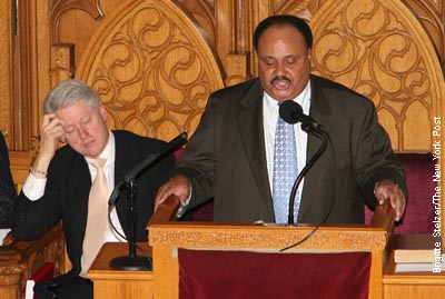 A Bill Clinton no le interesó mucho las palabras del reverendo de la iglesia de Harlem en honor al Dr Martin Luther King.